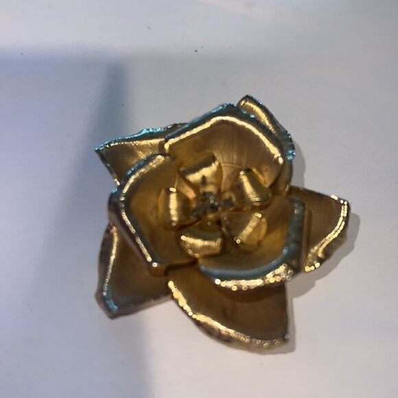 Beautiful Gold Flower Pin Brooch - Flower Gold - Pin in Back - Like New - Picture 3 of 4